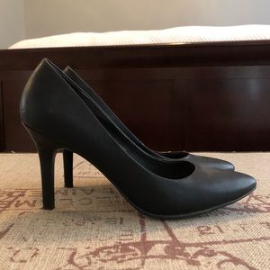Black Pumps